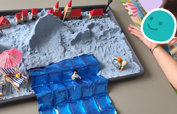 copil joaca cu nisip kinetic