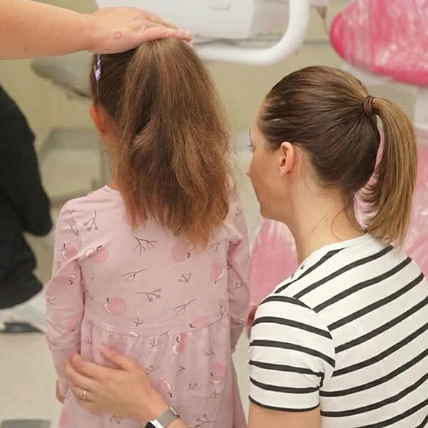 copil sprijinit la dentist